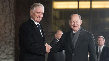 Bundeskanzler Olaf Scholz (SPD, r) begrüßt König Philippe von Belgien vor dem Bundeskanzleramt. 