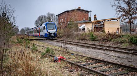 Ein neuer Zug der Stadler Pankow GmbH fährt auf Gleisen der ehemaligen Heidekrautbahn.