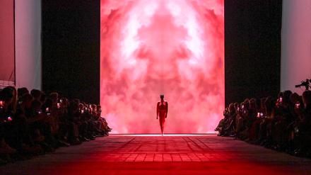 Berliner Modewoche: Ein Model zeigt auf der Mercedes-Benz Fashion Week eine Kreation des Designers Danny Reinke im Kraftwerk. Die Berliner Modewoche geht vom 14. bis 20. März. +++ dpa-Bildfunk +++