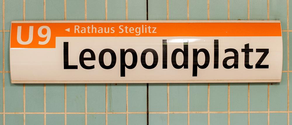 Der Stationsname im U-Bahnhof „Leopoldplatz“ in Berlin.