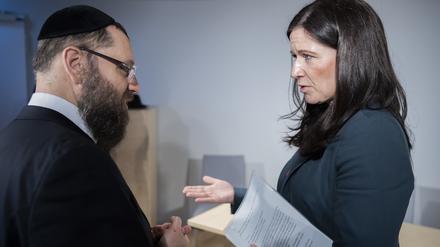 Rabbiner Yehuda Teichtal und Bildungssenatorin Katharina Günther-Wünsch (CDU) 