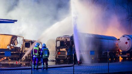 Ein Tanklastzug, aus dem Flüssiggas entweicht, wird von Feuerwehrkräften im Gewerbegebiet «Brandenburg Park» in Ludwigsfelde gekühlt. 