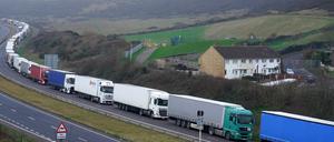 Lastwagen stehen auf der A20 vor dem Hafen von Dover in Kent Schlange, wo es zu Verzögerungen beim Warentransport über den Ärmelkanal kommt, nachdem die Exporte zwischen Großbritannien und der EU seit dem 1. Januar 2022 vollständig zollkontrolliert werden.