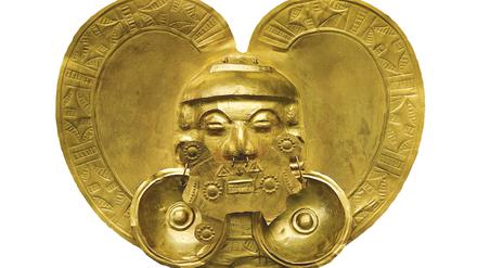 Fürstlicher Prunk: Brustplatte aus Gold mit der Darstellung eines Gesichts.