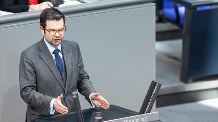 Justizminister Marco Buschmann (FDP) am Rednerpult des Bundestags 