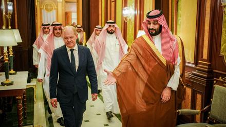 Bundeskanzler Olaf Scholz (l, SPD) wird vom Kronprinzen des Königreichs Saudi-Arabien Mohammed bin Salman im Al-Salam-Palast empfangen. 