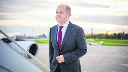 Bundeskanzler Olaf Scholz (SPD) kommt für den Flug mit dem Airbus A340 der Luftwaffe zum Antrittsbesuch in China am militärischen Teil des Flughafens BER Berlin-Brandenburg an.