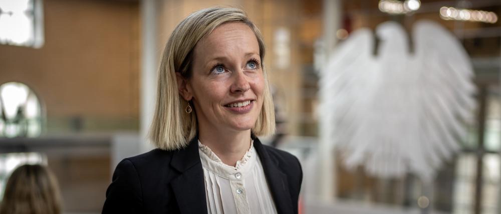 Louisa Specht-Riemenschneider steht auf der Besuchertribüne im Bundestag nach ihrer Wahl zur Datenschutzbeauftragten der Bundesbeauftragten für den Datenschutz und die Informationsfreiheit (BfDI).  