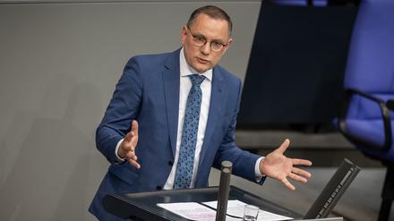 Tino Chrupalla, AfD-Bundesvorsitzender und Fraktionsvorsitzender der AfD, spricht im Bundestag.
