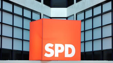Das Logo der SPD in der SPD-Parteizentrale in Berlin, dem Willy-Brandt-Haus.