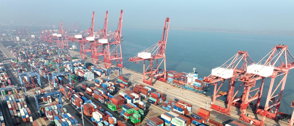 Diese Luftaufnahme zeigt das Containerterminal im Hafen von Lianyungang in der ostchinesischen Provinz Jiangsu. 