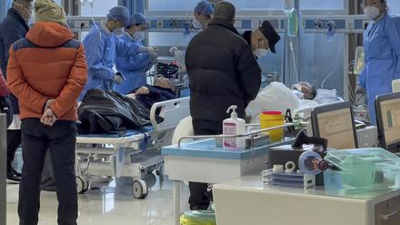 Medizinisches Personal untersucht einen älteren Patienten in der Notaufnahme eines Krankenhauses.