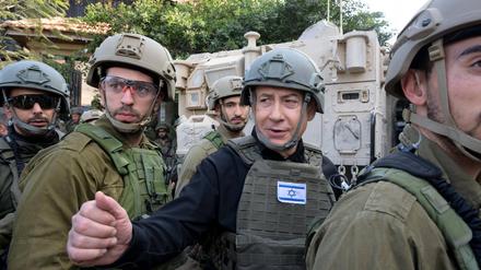 Premier Benjamin Netanjahu bei einem Truppenbesuch.