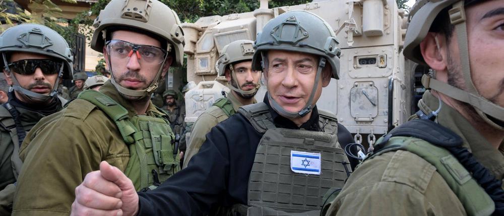 Premier Benjamin Netanjahu bei einem Truppenbesuch im Dezember 2023.