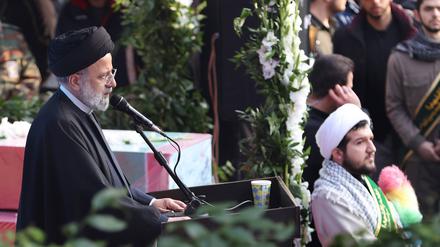 Der iranische Präsident Ebrahim Raisi spricht auf einer Beerdigung. 