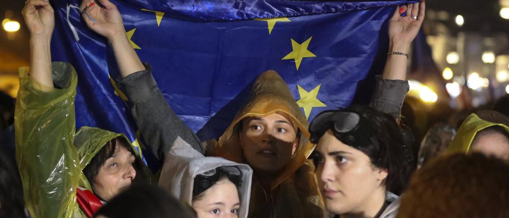 Demonstranten halten eine EU-Fahne während eines Protests gegen das sogenannte „russische Gesetz“.