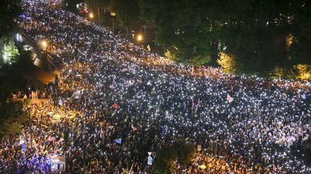 Demonstranten leuchten während eines Protests gegen das sogenannte «russische Gesetz» mit ihren Smartphones. 