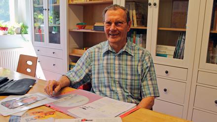 Der 85-jährige Manfred Brandt leitet wöchentlich einen Englischkurs im Pestalozzi-Treff in Marzahn-Hellersdorf, obwohl er die Sprache erst als Rentner gelernt hat.