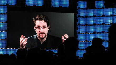 Edward Snowden spricht auf der Technologiekonferenz Web Summit per Videoschalte zu den Teilnehmern.