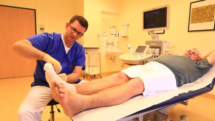 An einem diabetischen Fuß kann sich eine chronische Wunde bilden. Durch eine rechtzeitige Behandlung kann sie aber wieder abheilen.