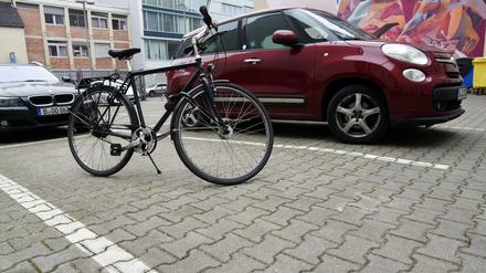 Ein Fahrrad steht auf einem Parkplatz für ein Auto, aufgenommen am 1. Dezember 2022 in Berlin-Kreuzberg.