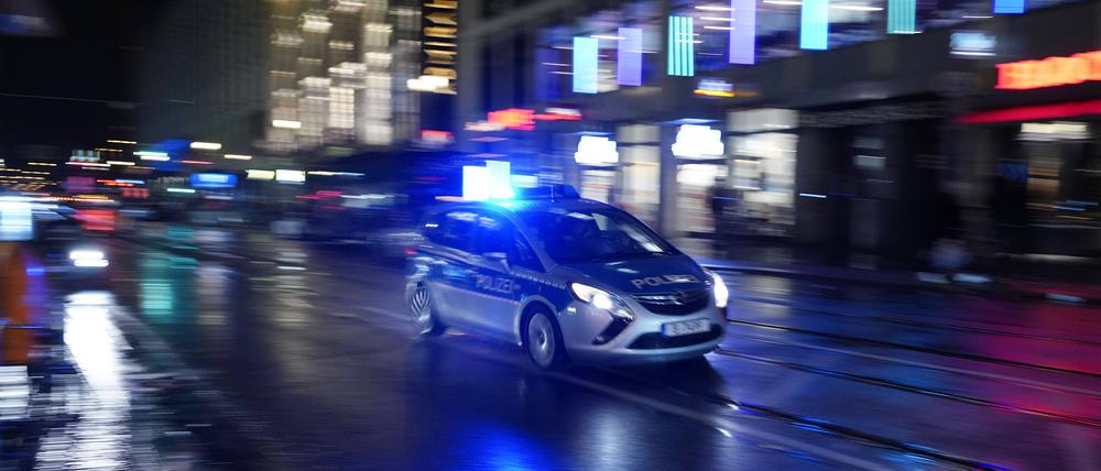 Ein Polizeiauto bei einer Einsatzfahrt mit Blaulicht.