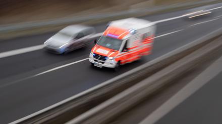 Ein Rettungswagen fährt über eine Autobahn zu einem Einsatz. 
