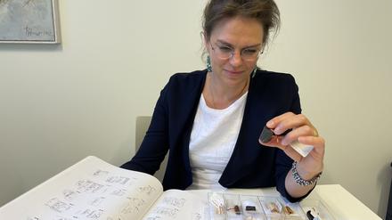 Elisa Roßberger, Juniorprofessorin am Institut für Vorderasiatische Archäologie der Freien Universität Berlin, mit Rollsiegeln aus der Sammlung des Instituts. Sie arbeitet an einer Datenbank mit über 20000 digitalisierten Siegeln beziehungsweise Abdrücken.