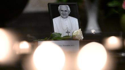 Der emeritierte Papst Benedikt XVI. ist am 31. Dezember im Alter von 95 Jahren im Vatikan gestorben.