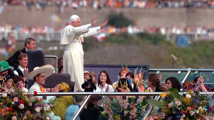 Der damalige Papst Benedikt XVI. grüßt von einem Schiff auf dem Rhein die Besucher des Weltjugendtages 2005 am Ufer in Köln (Archivbild). 