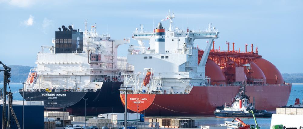 Der LNG Tanker „Arctic Lady“ liegt mit einer Ladung LNG im Energie-Terminal.