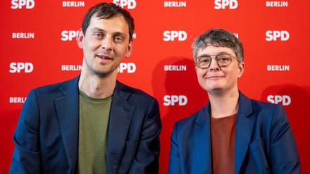 Martin Hikel und Nicola Böcker-Giannini, das neu gewählte Führungsduo der Berliner SPD, aufgenommen bei der Verkündung des Ergebnisses der Stichwahl zum SPD-Parteivorsitz im Kurt-Schuhmacher-Haus. 