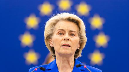 Ursula von der Leyen (CDU), Präsidentin der Europäischen Kommission, spricht am Rednerpult im Gebäude des Europäischen Parlaments. EU-Kommissionspräsidentin Ursula von der Leyen hat China vor einem Festhalten an unfairen Handelspraktiken gewarnt. 