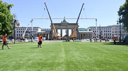 Ein riesiges Fußballtor wird vor dem Brandenburger Tor am Ende der Fanmeile für die Fußball-Europameisterschaft 2024 in Deutschland aufgebaut.