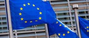 Europa-Flaggen vor dem Gebäude der Europäischen Kommission in Brüssel.  