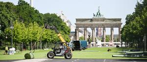 Rollrasen wird auf der Straße des 17. Juni vor dem Brandenburger Tor verlegt. Hier entsteht die Fanzone mit Public Viewing für die Fußball-Europameisterschaft vom 14. Juni bis zum 14. Juli.