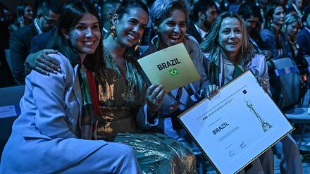 Die brasilianische Delegation feiert die Vergabe der Frauen-Fußball-WM 2027 an ihr Land beim FIFA-Kongress.