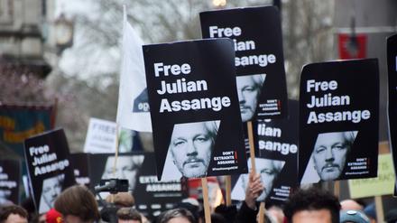 Unterstützer von Julian Assange demonstrieren in London für seine Freilassung. 