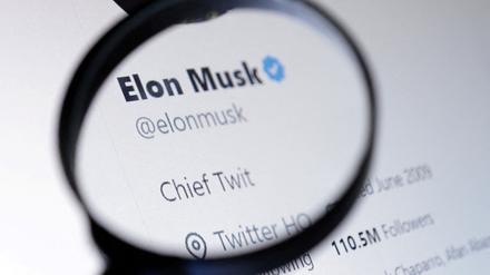 Elon Musk’s Twitter Account mit blauem Verifikations-Häkchen.