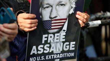 Unterstützer des Wikileaks-Gründer Julian Assange vor dem Londoner Gericht.