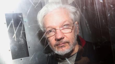 WikiLeaks’ Gründer Julian Assange verlässt Westminster Magistrates Court in London am 13. Januar 2020. 