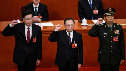 Nicht mehr im Amt: Chinas Außenminister Qin Gang (ganz links) und Verteidigungsminister Li Shangfu (ganz rechts).