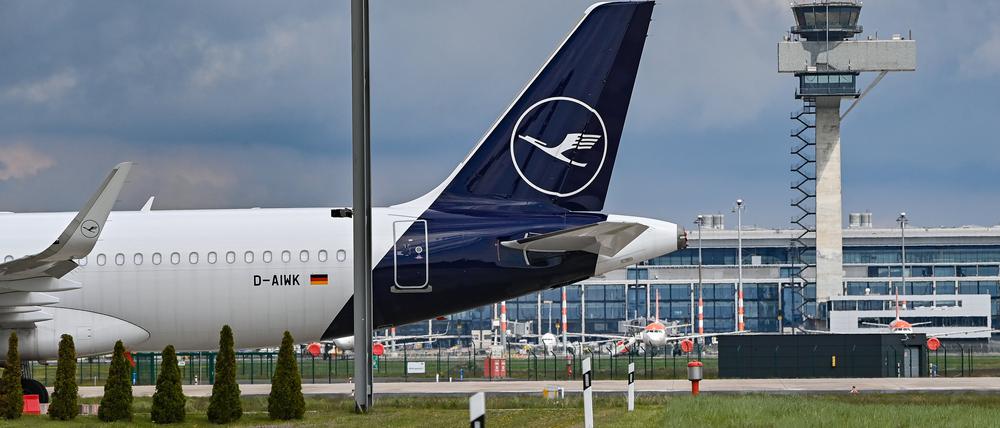 Ein Passagierflugzeug der Fluggesellschaft Lufthansa steht auf dem Areal des Hauptstadtflughafens Berlin-Brandenburg (BER) abseits der Start- und Landebahn. (Archivbild) 