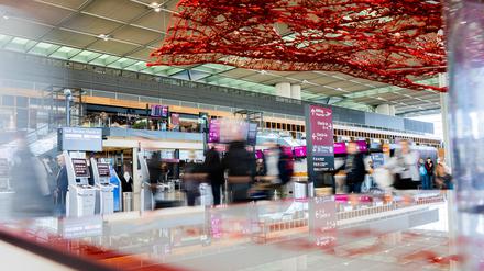 Passagiere gehen am letzten Wochenende der Herbstferien durch das Terminal 1 des Flughafens Berlin Brandenburg (BER) „Willy Brandt“.