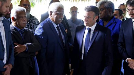 Präsident Louis Mapou (2.v.li.) und der Vorsitzende des Kongresses (Legislative des Überseegebiets mit Sondervollmachten), Roch Wamytan (Mitte), treffen Macron in Nouméa. Beide sind Vertreter der Unabhängigkeitsbewegung.