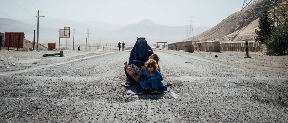  Frauen unter dem Taliban-Regime: Die 25-jährige Soraya bettelt auf der Straße zwischen Kabul und Masar-i-Scharif, weil sie nach dem Tod ihrers Bruders für ihre zwei Neffen Nahrung braucht. 