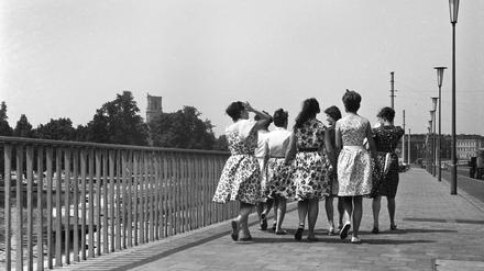 Am Potsdam Museum ist die Fotoausstellung „Potsdamer Linien. DDR-Alltagsfotografie von Werner Taag“ geplant. Sie eröffnet am 21. Mai. Hier zu sehen: Junge Frauen 1961 auf der Langen Brücke.
