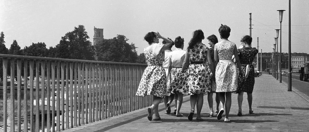 Am Potsdam Museum ist die Fotoausstellung „Potsdamer Linien. DDR-Alltagsfotografie von Werner Taag“ geplant. Sie eröffnet am 21. Mai. Hier zu sehen: Junge Frauen 1961 auf der Langen Brücke.