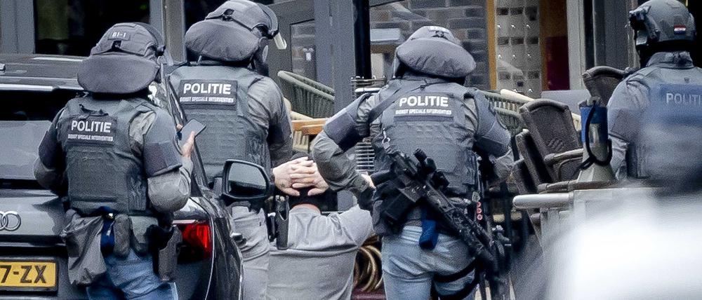 Ein Mann (M) wird vom DSI, einer Spezialeinheit der niederländischen Polizei,  vor einem Café in Ede festgenommen.