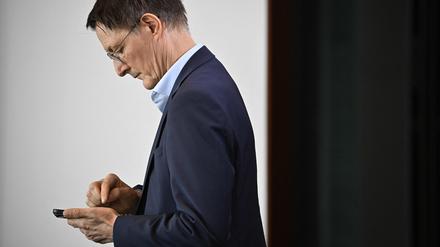 Bundesgesundheitsminister Karl Lauterbach benutzt sein Smartphone vor der wöchentlichen Kabinettssitzung in Berlin am 11. Oktober 2023.